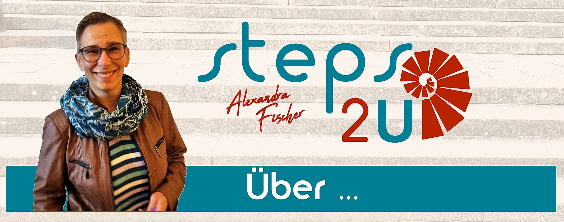 Foto zeigt die Inhaberin von steps2U, Alexandra Fischer, das Logo und den Seitentitel "Über ..."